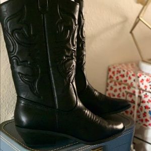 Black western cowboy boots 🦋